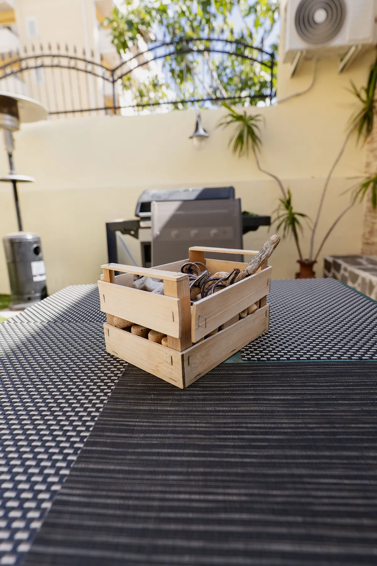 Area barbecue in giardino con tavolo da esterno, villa Luna di Sale a Gallico (RC)
